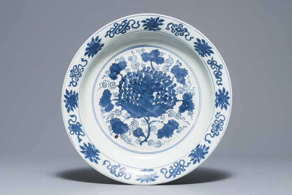 Un grand plat en porcelaine de Chine bleu et blanc &agrave; d&eacute;cor de raisins, Jiajing