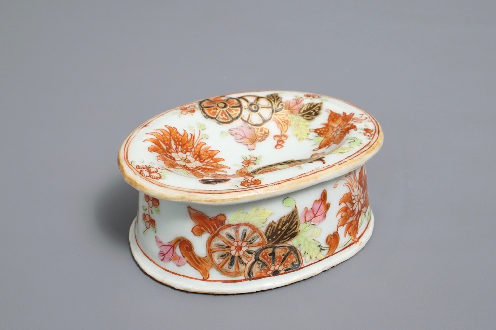 Un saleron en porcelaine de Chine famille rose &agrave; d&eacute;cor 'feuilles de tabac', Qianlong