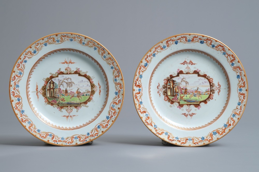 Une paire d'assiettes en porcelaine de Chine de style Meissen &agrave; d&eacute;cor de sc&egrave;nes de chasse, Qianlong