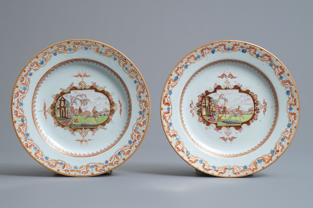 Een paar Chinese Meissen-stijl borden met een jachtsc&egrave;ne, Qianlong