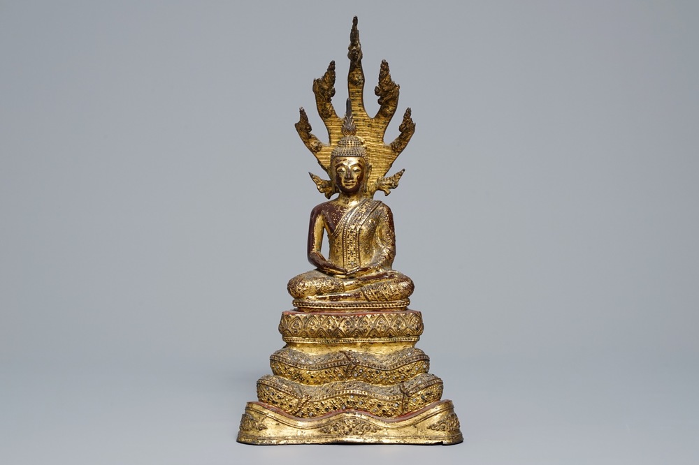 Une figure de Bouddha en bronze laqu&eacute;, dor&eacute; et incrust&eacute;, Birmanie, 19&egrave;me