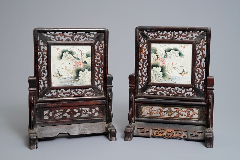 Une paire d'&eacute;crans de table en bois et porcelaine de Chine qianjiang cai, marques Shen De Tang Zhi, 19/20&egrave;me