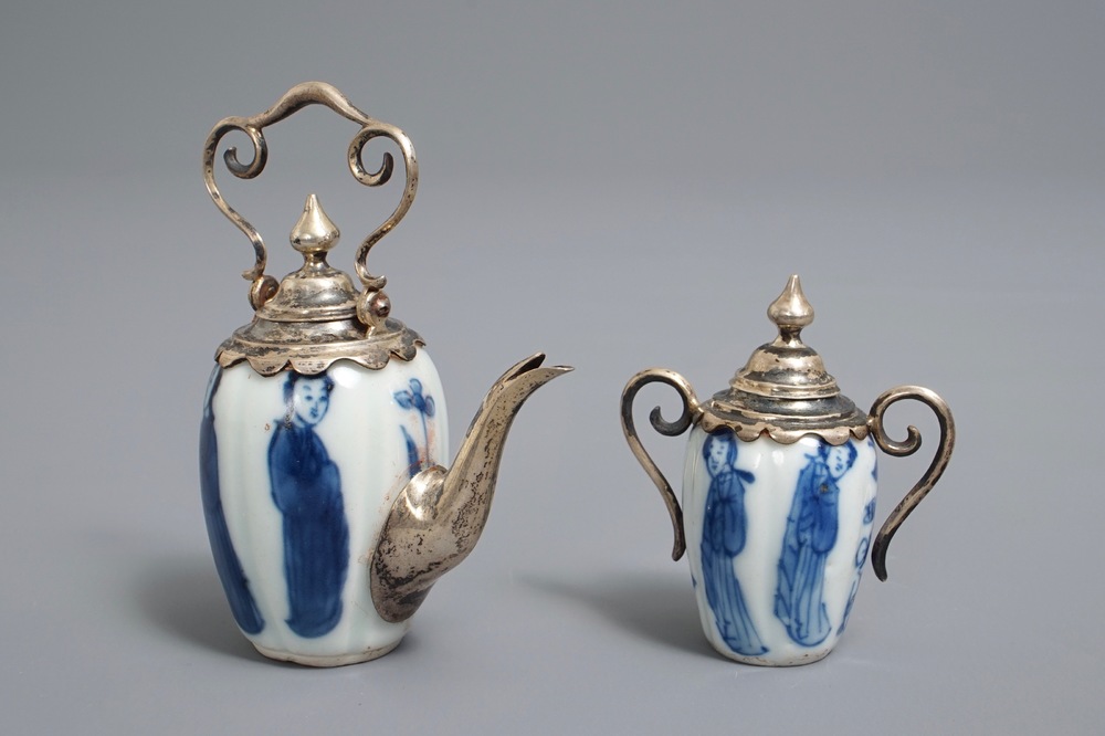 Twee Chinese blauwwitte miniaturen met zilver montuur, Kangxi