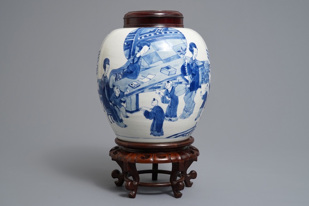 Un pot en porcelaine de Chine bleu et blanc &agrave; d&eacute;cor de longues dames et gar&ccedil;ons, Kangxi