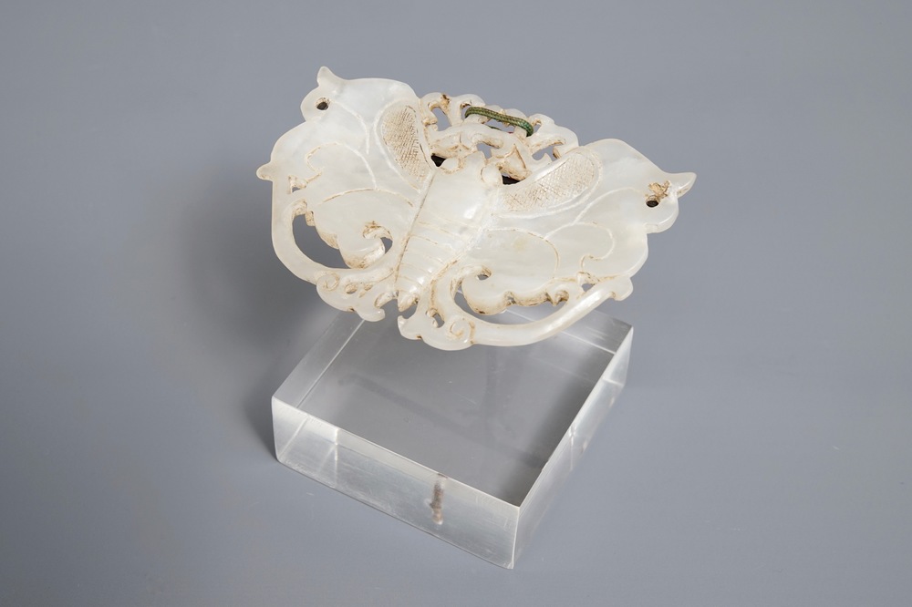 Une broche en forme de papillon en jade blanc sculpt&eacute;, Chine, Ming/Qing