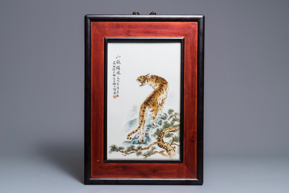 Een Chinese fencai plaquette met een tijger, gesigneerd Xu Tian Mei, gedat. 1990