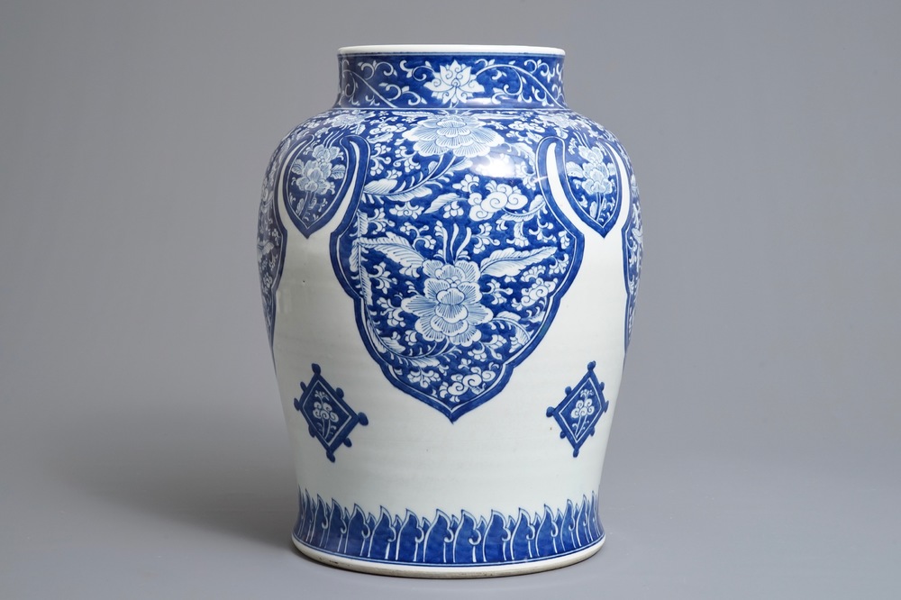 Un grand vase en porcelaine de Chine bleu et blanc pour le march&eacute; islamique, Kangxi