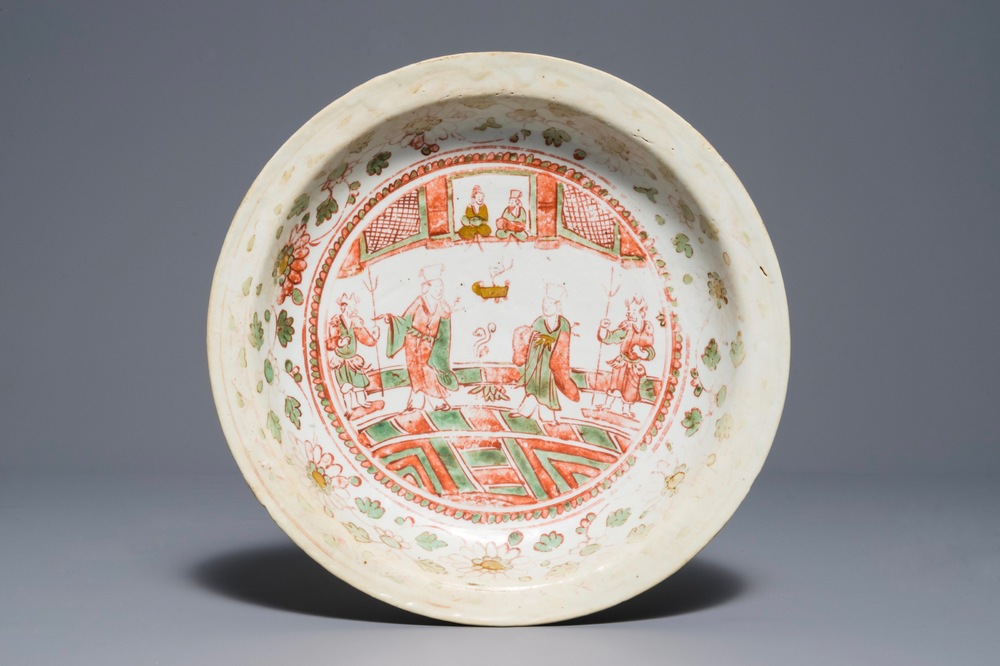 Un plat en porcelaine de Chine polychrome dit 'de Swatow', Ming