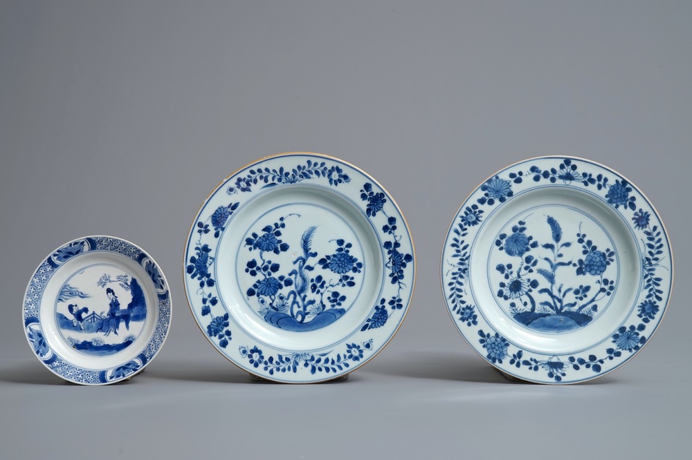Drie Chinese blauwwitte borden met Johanneum merken, ex-coll. Augustus de Sterke, Kangxi/Qianlong