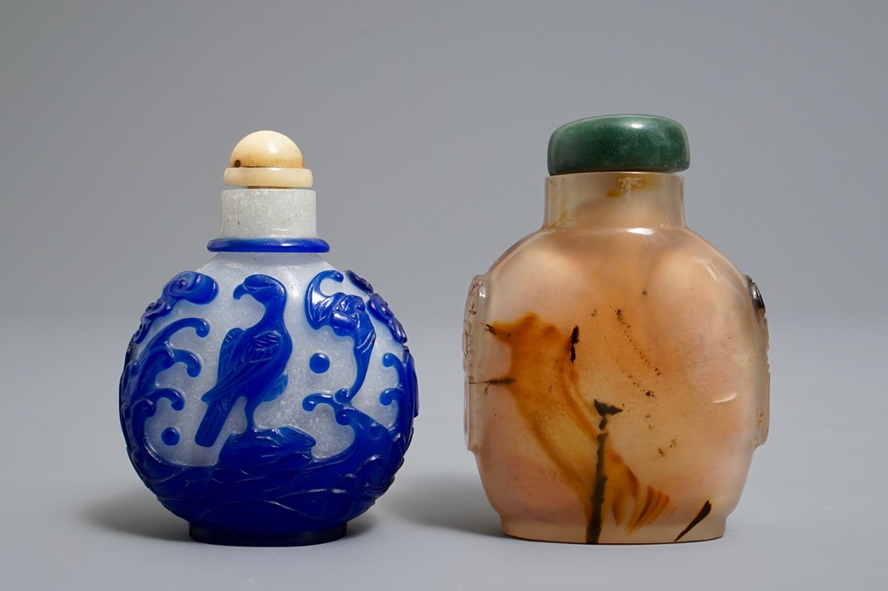 Twee Chinese snuifflesjes in agaat en meerlagig glas, 19/20e eeuw