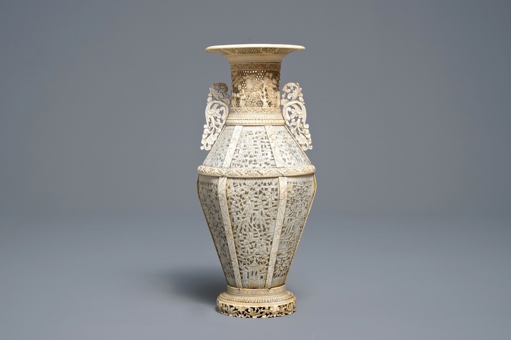 Un vase &agrave; deux anses en ivoire ajour&eacute;, Chine, Canton, 19&egrave;me