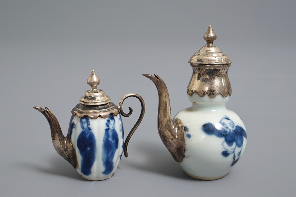 Deux th&eacute;i&egrave;res miniatures en porcelaine de Chine bleu et blanc aux montures en argent, Kangxi