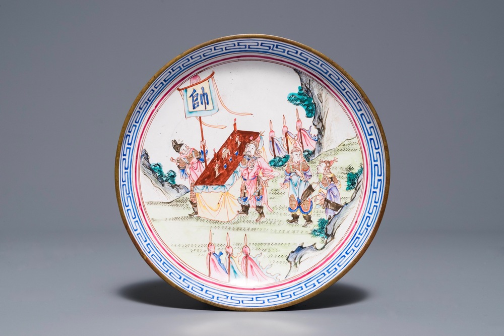 Une assiette en &eacute;maux de Canton &agrave; d&eacute;cor de guerriers aupr&egrave;s d'un autel, Chine, Qianlong