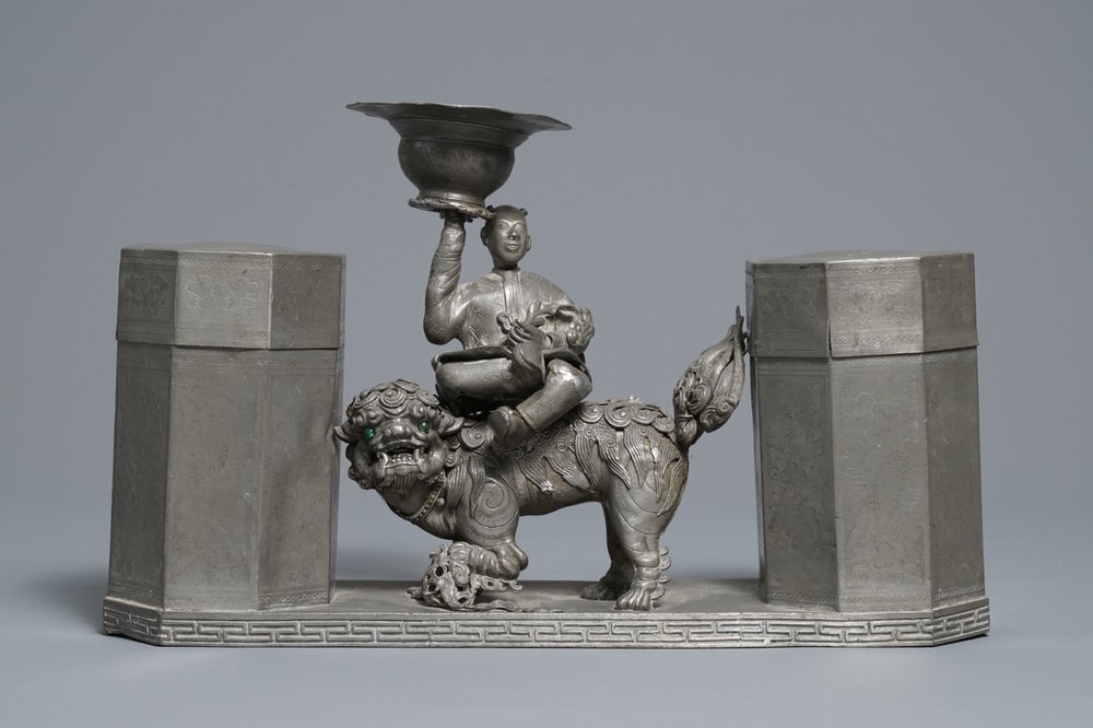 Een grote Chinese dubbele tinnen theebus met centrale figuur, reli&euml;fmerk, 19e eeuw