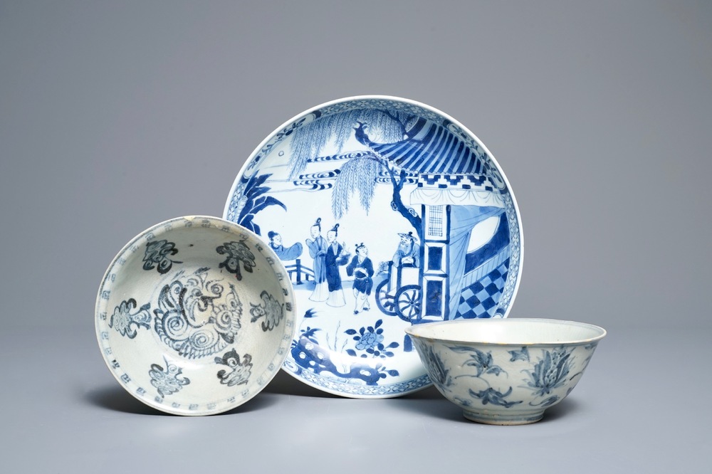 Deux bols et un plat en porcelaine de Chine bleu et blanc, Ming et Kangxi