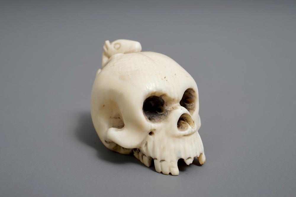 Un netsuke en forme de cr&acirc;ne en ivoire sculpt&eacute;, Japon, Meiji/Showa, 19/20&egrave;me