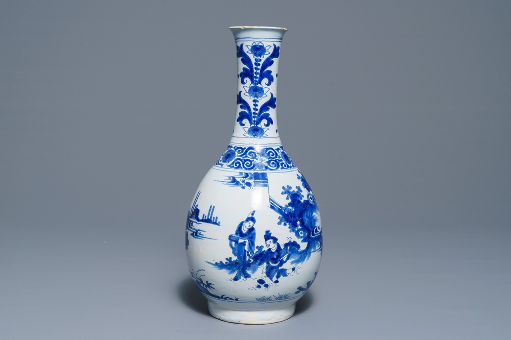 Un grand vase de forme bouteille en fa&iuml;ence de Nevers bleu et blanc &agrave; d&eacute;cor de chinoiserie, 17&egrave;me