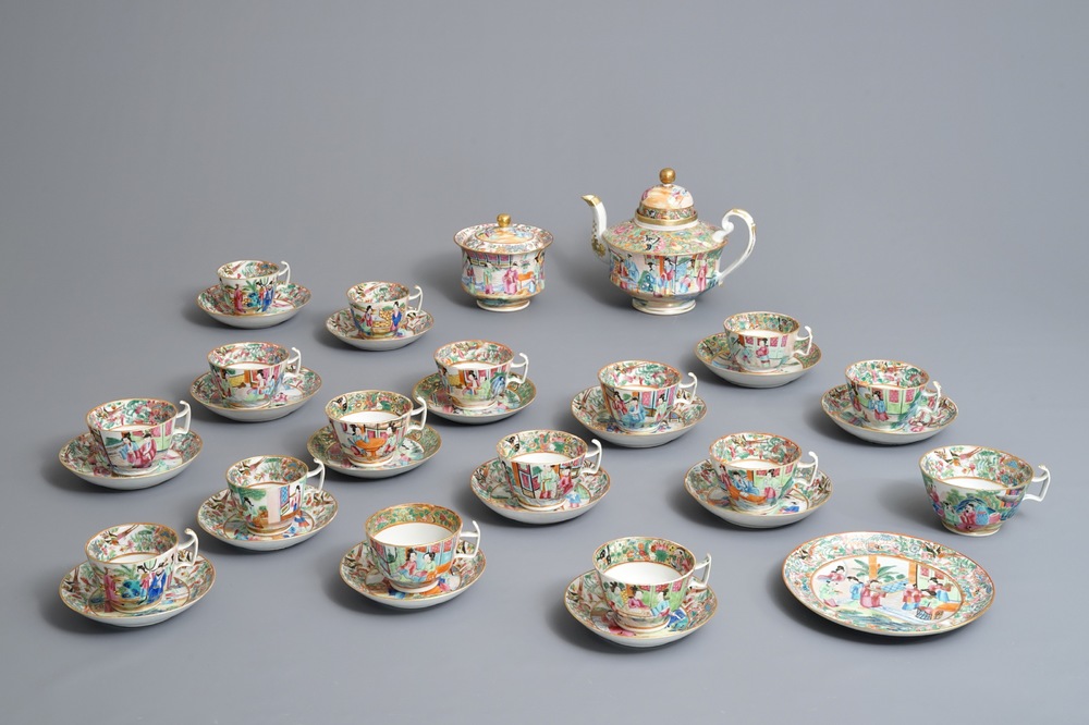 Une service &agrave; th&eacute; de 34 pi&egrave;ces en porcelaine de Chine famille rose de Canton, Daoguang