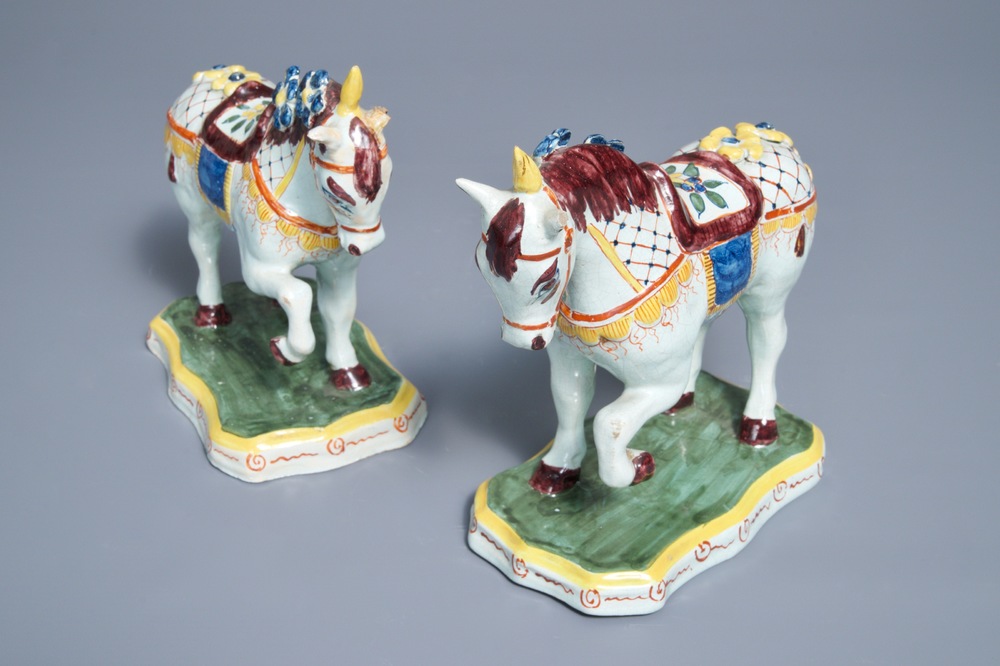 Een paar polychrome Delftse modellen van circuspaarden, 19e eeuw