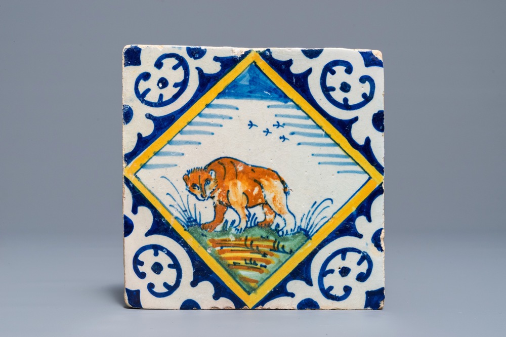 Un carreau en majolique polychrome de type Delft &agrave; d&eacute;cor d'un ourse, 16/17&egrave;me