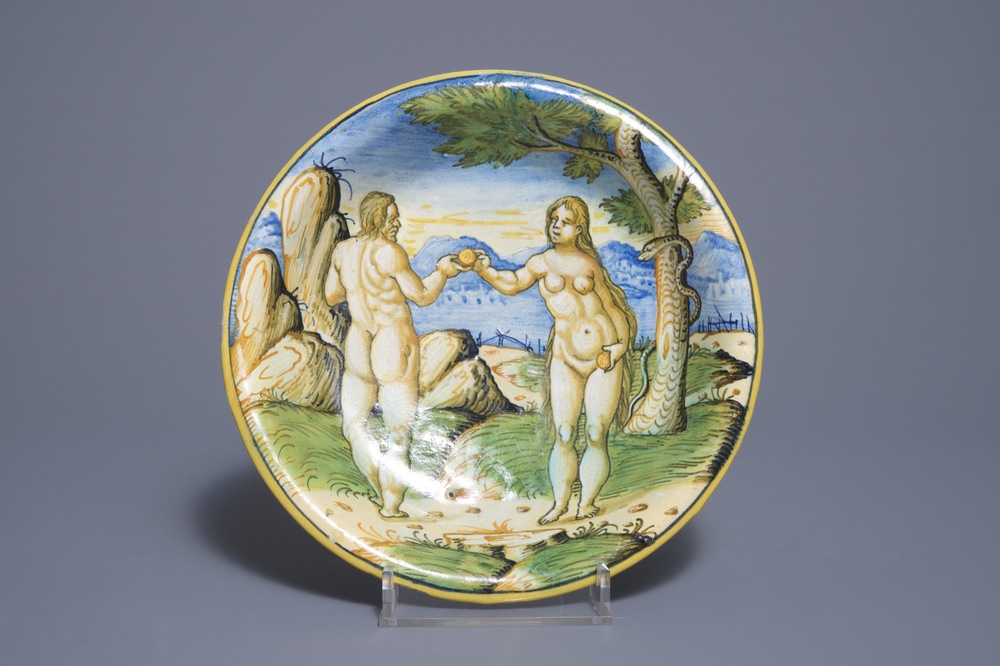 Een diep bord met 'Adam en Eva' in Italiaanse majolica, Urbino, 2e helft 16e eeuw