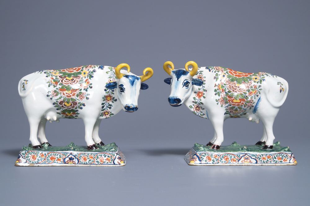 Une paire de vaches sur bases aux grenouilles en fa&iuml;ence polychrome de Delft, 18&egrave;me