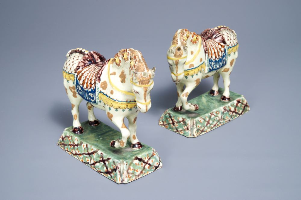 Een paar polychrome Delftse circuspaarden met lichtgroene fondkleur, 18e eeuw