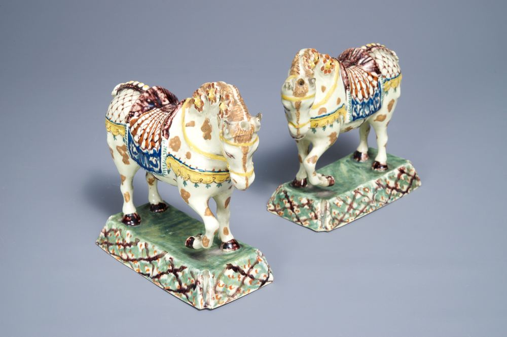 Une paire de mod&egrave;les de chevaux en fa&iuml;ence polychrome de Delft &agrave; fond vert clair, 18&egrave;me