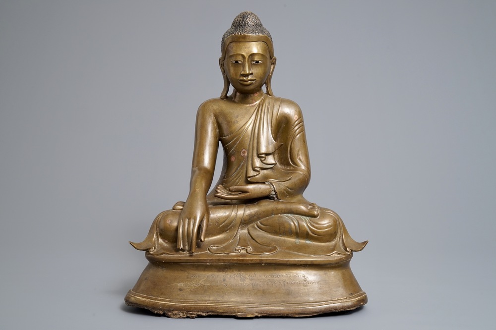 Vrijstelling Alice Mevrouw Een Birmaanse bronzen Boeddha met inscriptie, 19e eeuw - Rob Michiels  Auctions