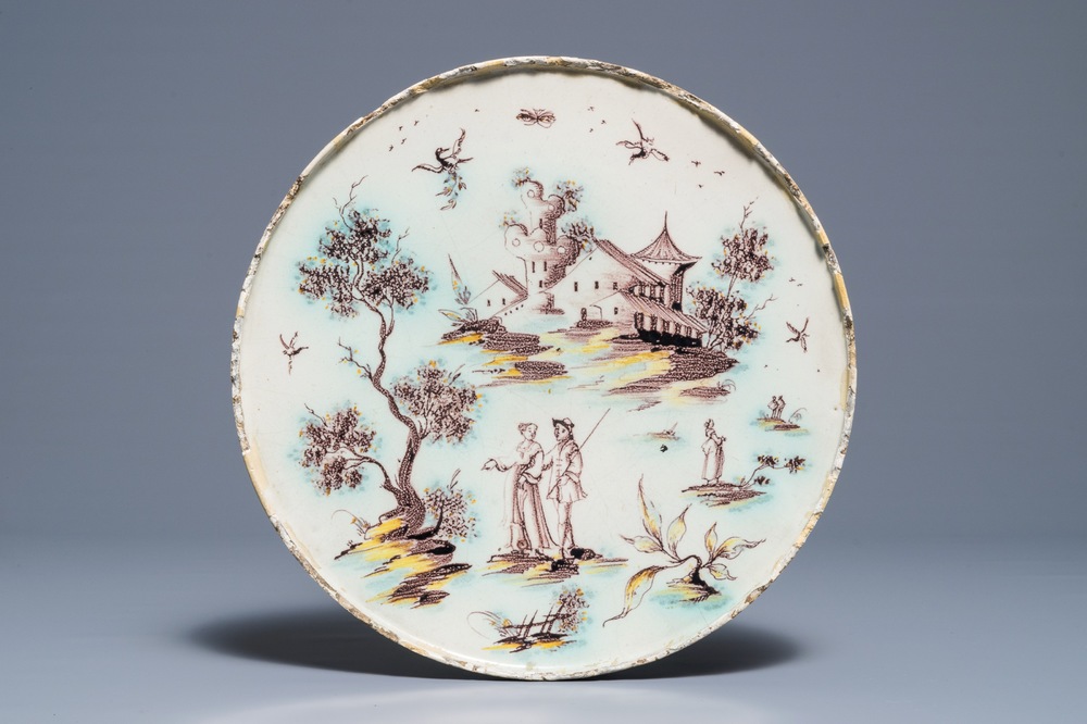 Een tazza met landschap in Italiaanse majolica, Pavia, atelier Levantino, 18e eeuw