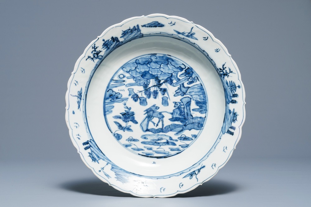 Un plat en porcelaine de Chine dit 'de Swatow' &agrave; d&eacute;cor de cerfs, Ming