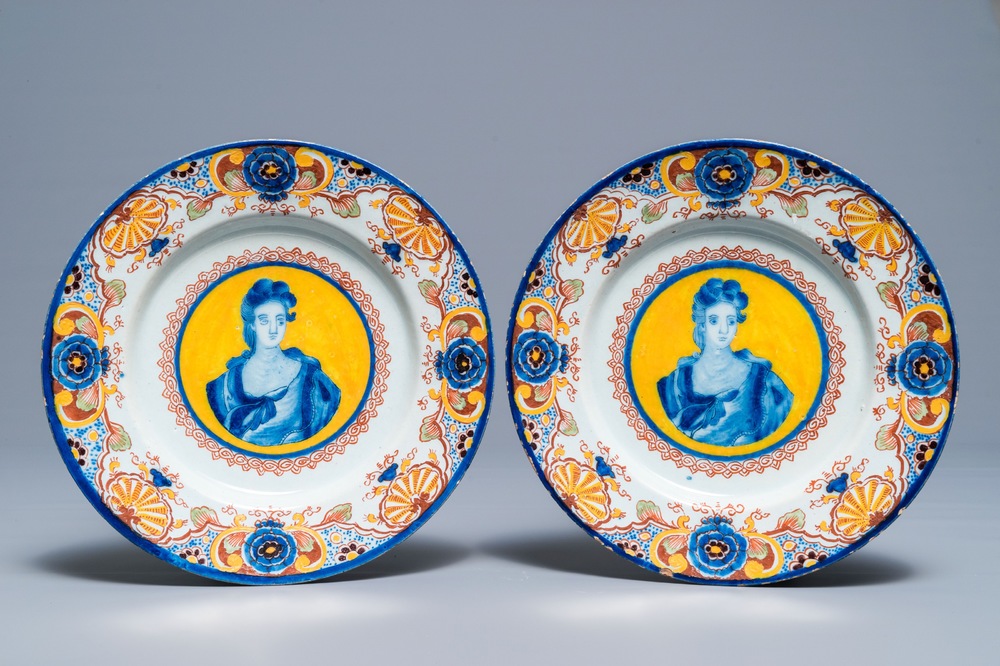 Een paar polychrome Delftse borden met portretten op een gele fond, 18e eeuw