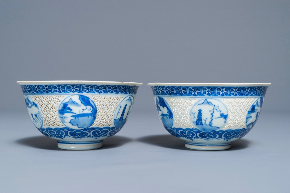 Une paire de bols ajour&eacute;s en porcelaine de Chine bleu et blanc, &eacute;poque Transition