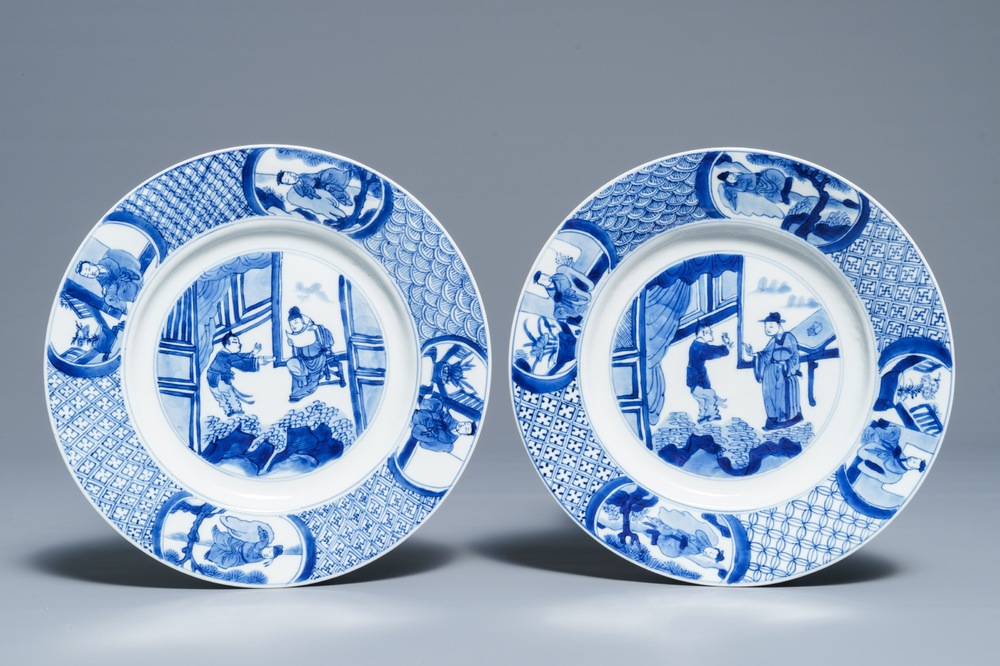 Een paar Chinese blauwwitte borden met geleerden, Kangxi merk en periode