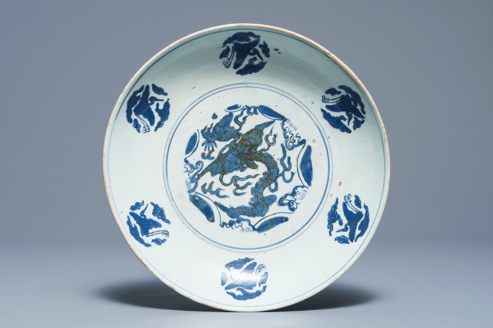Un plat en porcelaine de Chine bleu et blanc &agrave; d&eacute;cor de grues et un dragon, Jiajing