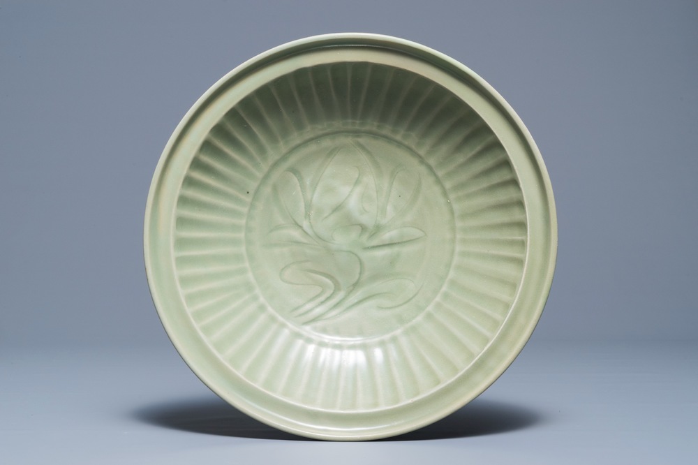 Un plat en porcelaine de Chine c&eacute;ladon de Longquan &agrave; d&eacute;cor incis&eacute;, Ming