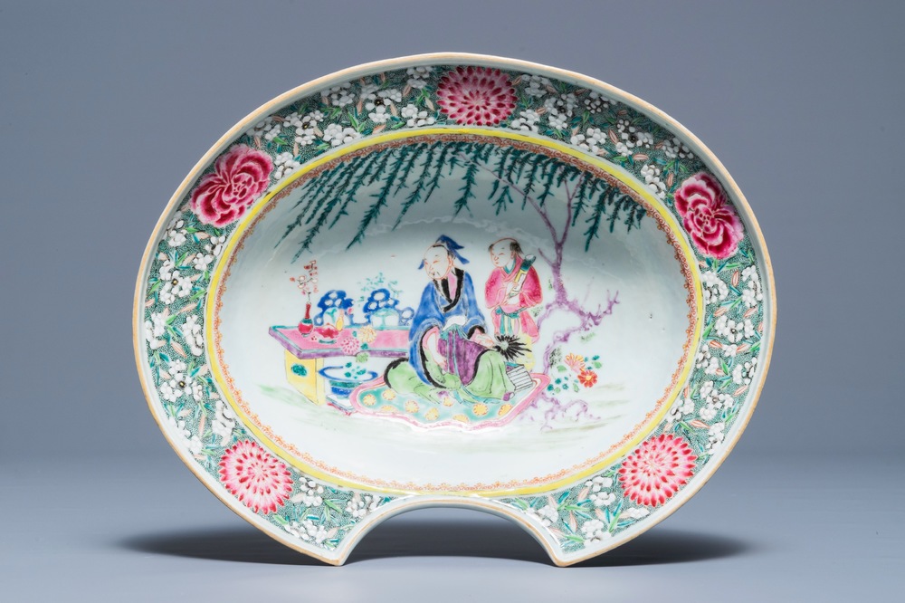 Un plat &agrave; barbe en porcelaine de Chine famille rose, Yongzheng