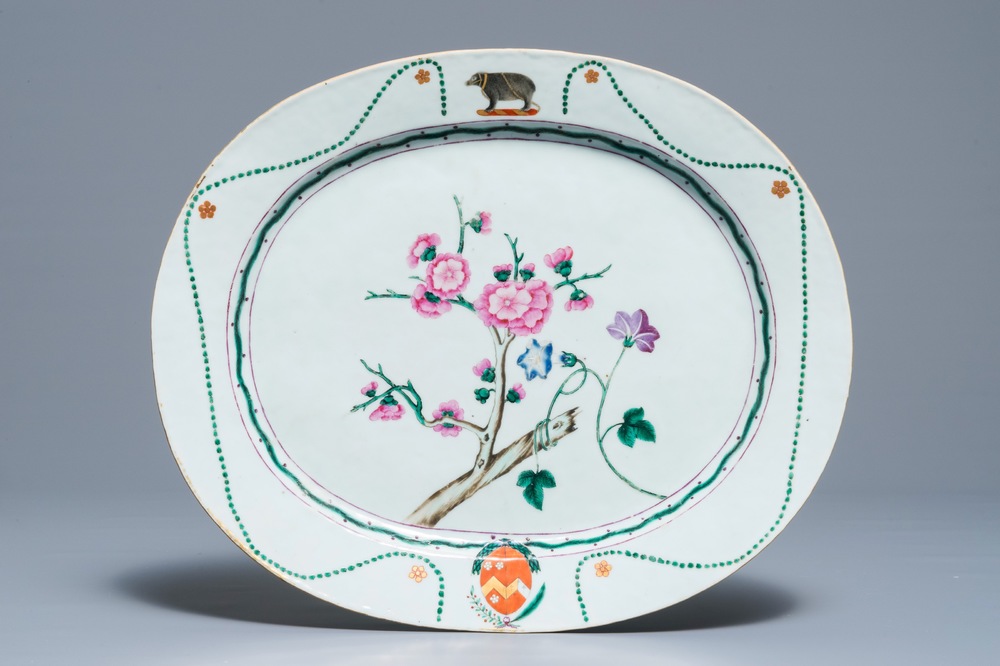 Un plat armori&eacute; en porcelaine de Chine famille rose pour le march&eacute; anglais, blasons de Chamers et Wilton, Qianlong