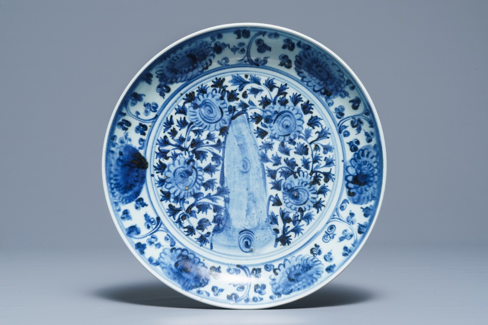 Un plat en porcelaine de Chine bleu et blanc &agrave; d&eacute;cor d'un jardin de rocher, Hongzhi
