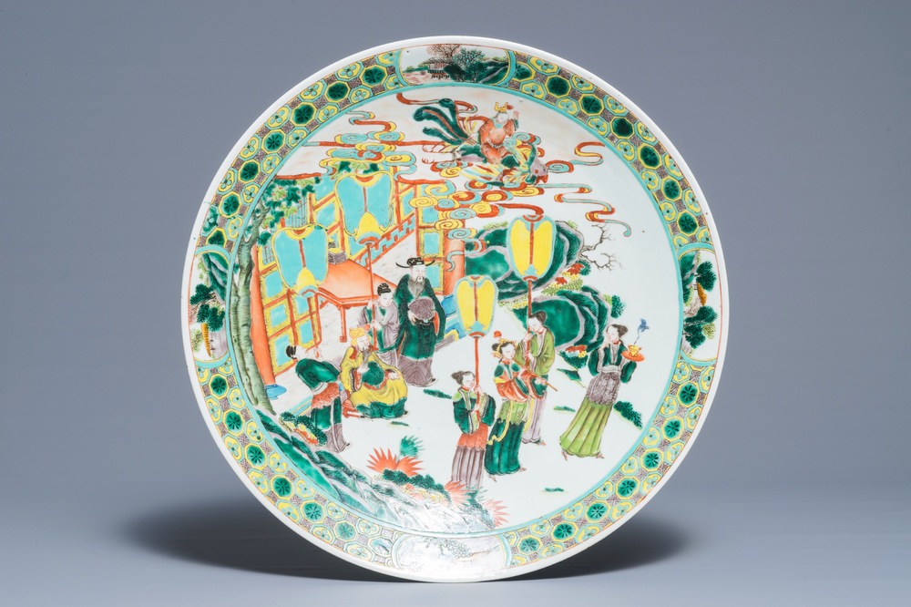 Un plat en porcelaine de Chine famille verte &agrave; d&eacute;cor mythologique, 19&egrave;me