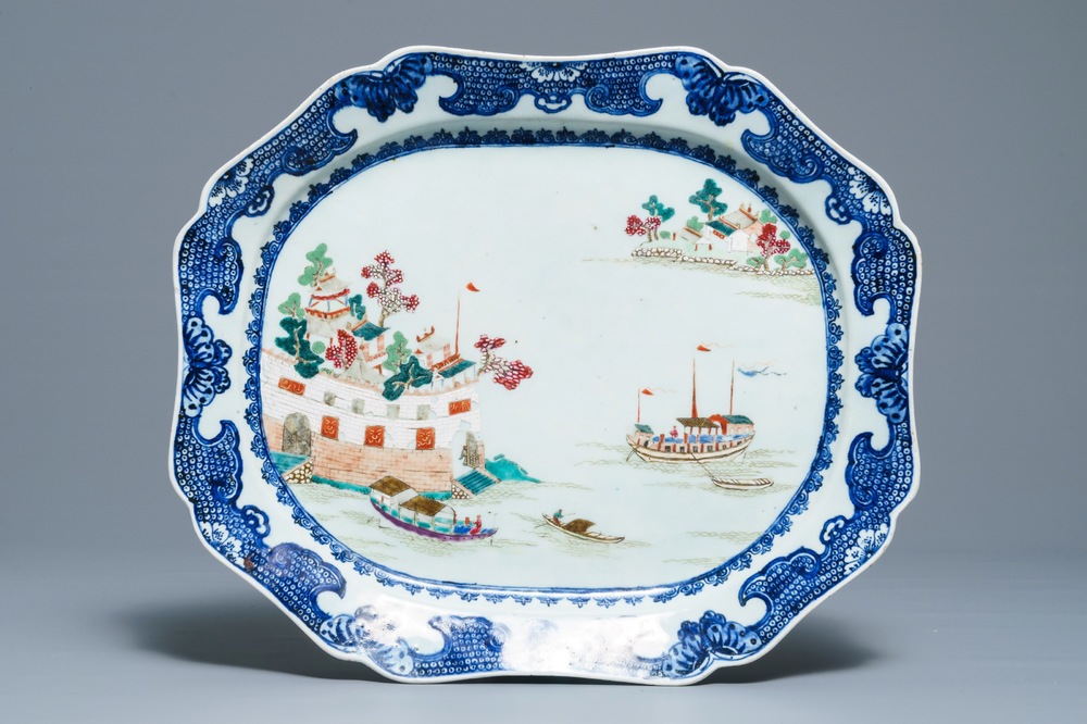 Un grand plat en porcelaine de Chine famille rose &agrave; d&eacute;cor du 'Fort Folly', Qianlong