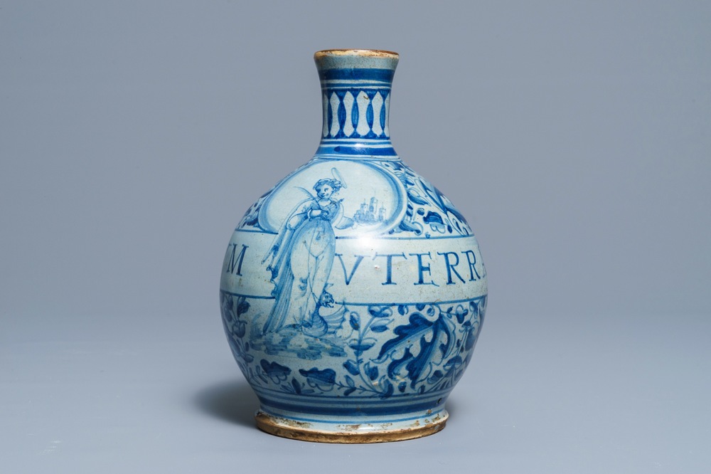 Een apothekersfles in Italiaanse majolica met Sint-Margaretha van Antiochi&euml;, gedat. 1578