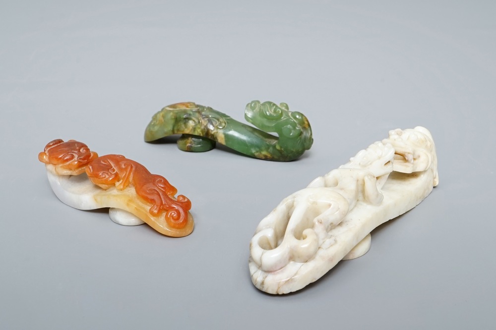 Trois boucles de ceinture en jade sculpt&eacute;, Chine, 19&egrave;me