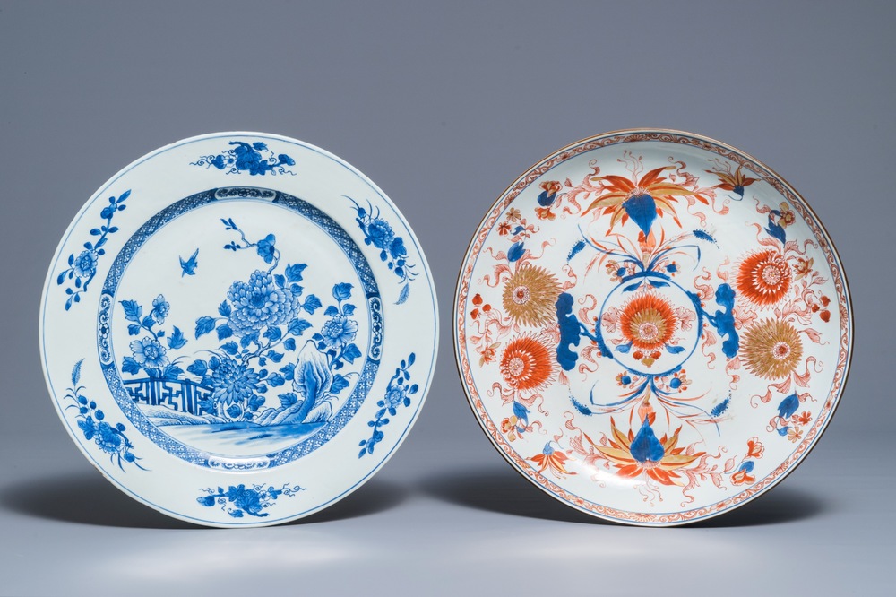 Twee Chinese Imari-stijl en blauwwitte schotels, Kangxi en Qianlong