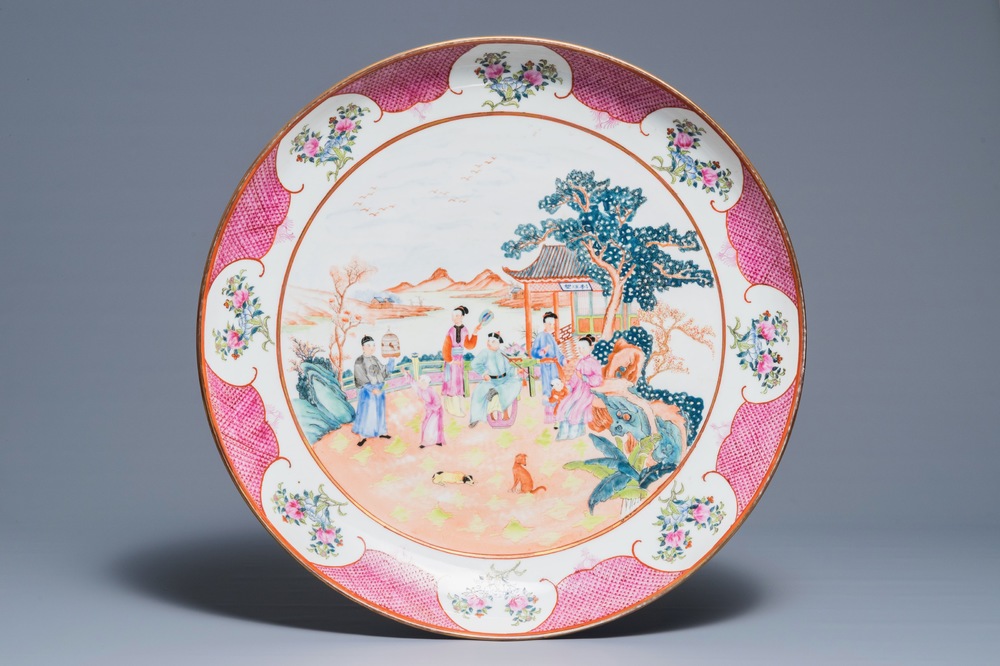 Un tr&egrave;s grand plat en porcelaine de Chine famille rose, marque de Xuantong, 20&egrave;me