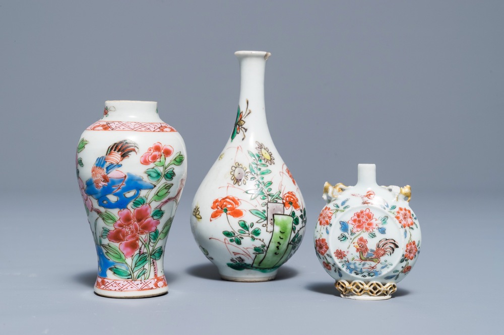 Deux vases et une tabati&egrave;re en porcelaine de Chine famille rose et verte, Kangxi/Yongzheng