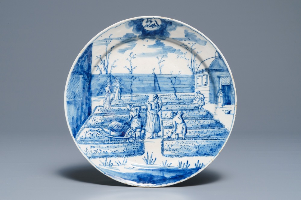 Een blauwwit Delfts bord met landarbeiders uit de reeks &quot;Sterrenbeelden&quot;, eerste kwart 18e eeuw