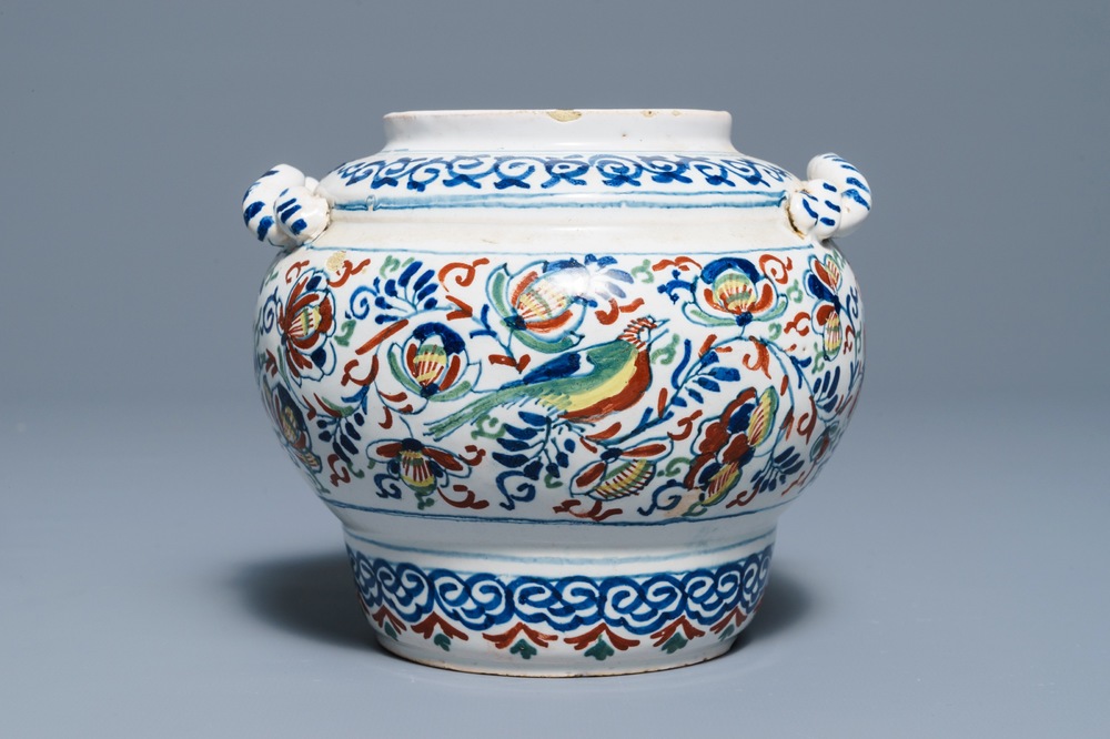 Een polychrome Delftse kasjmier palet pot met getorste oren, Engeland, 1e kwart 18e eeuw