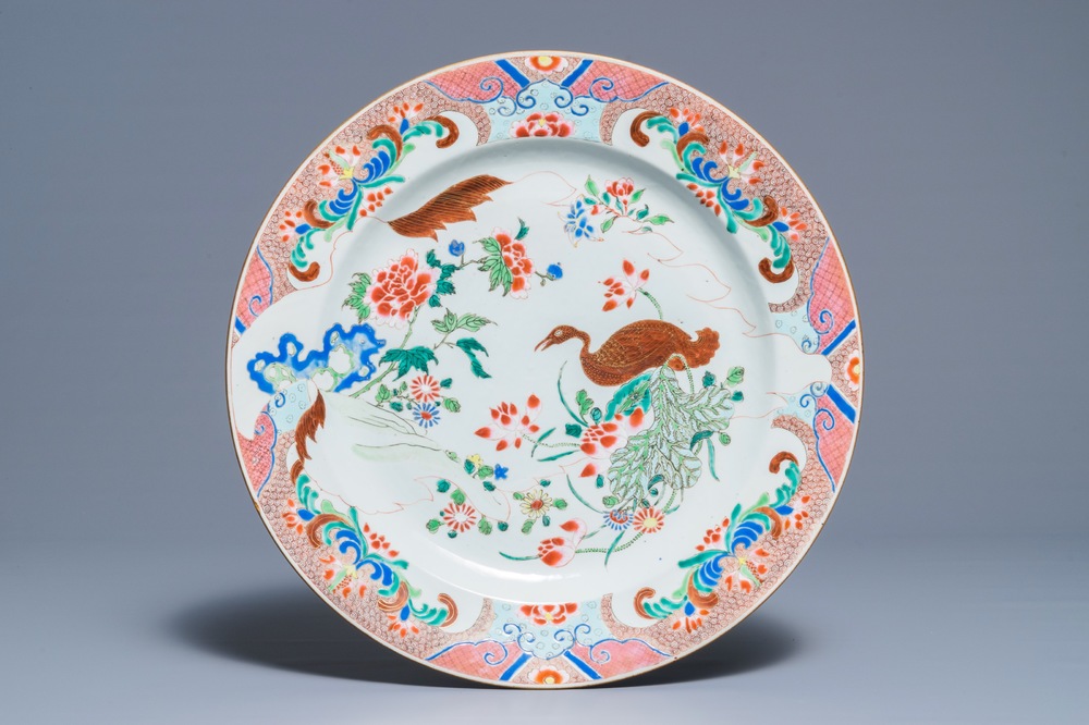 Un grand plat en porcelaine de Chine famille rose &agrave; d&eacute;cor d'une oie, Qianlong