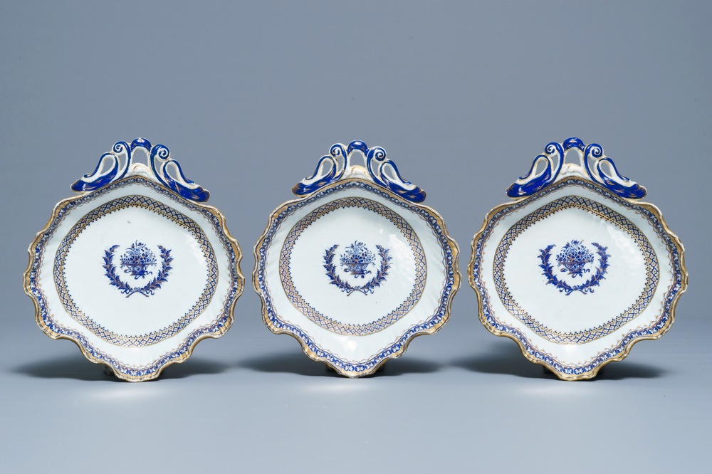 Trois fruitiers tripods en porcelaine de Chine bleu, blanc et dor&eacute;, Qianlong